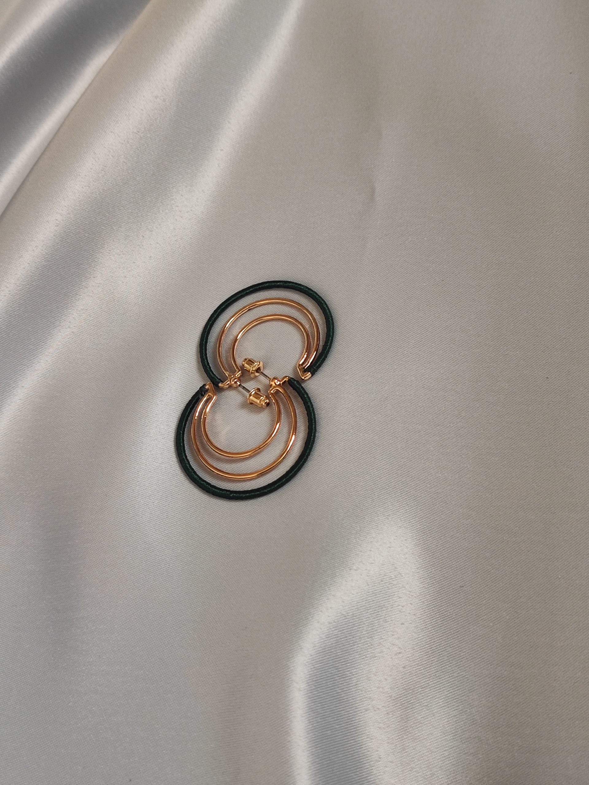 گوشواره حلقه ای دو رنگ طلایی و سبز یشمی تیره