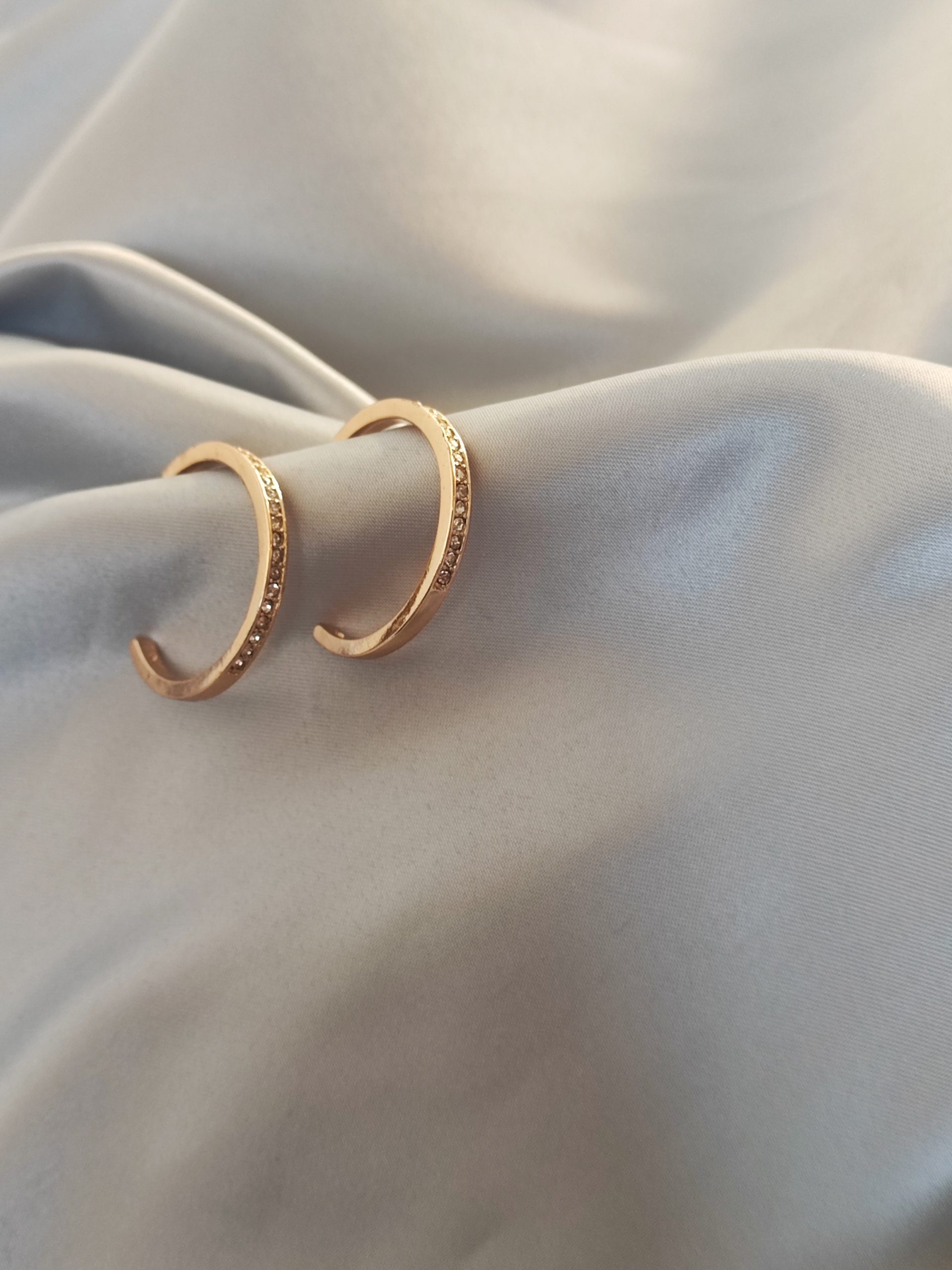 گوشواره حلقه ای طلایی نگین دار