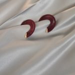 گوشواره رافیا یا بافت زرشکی با قاب طلایی