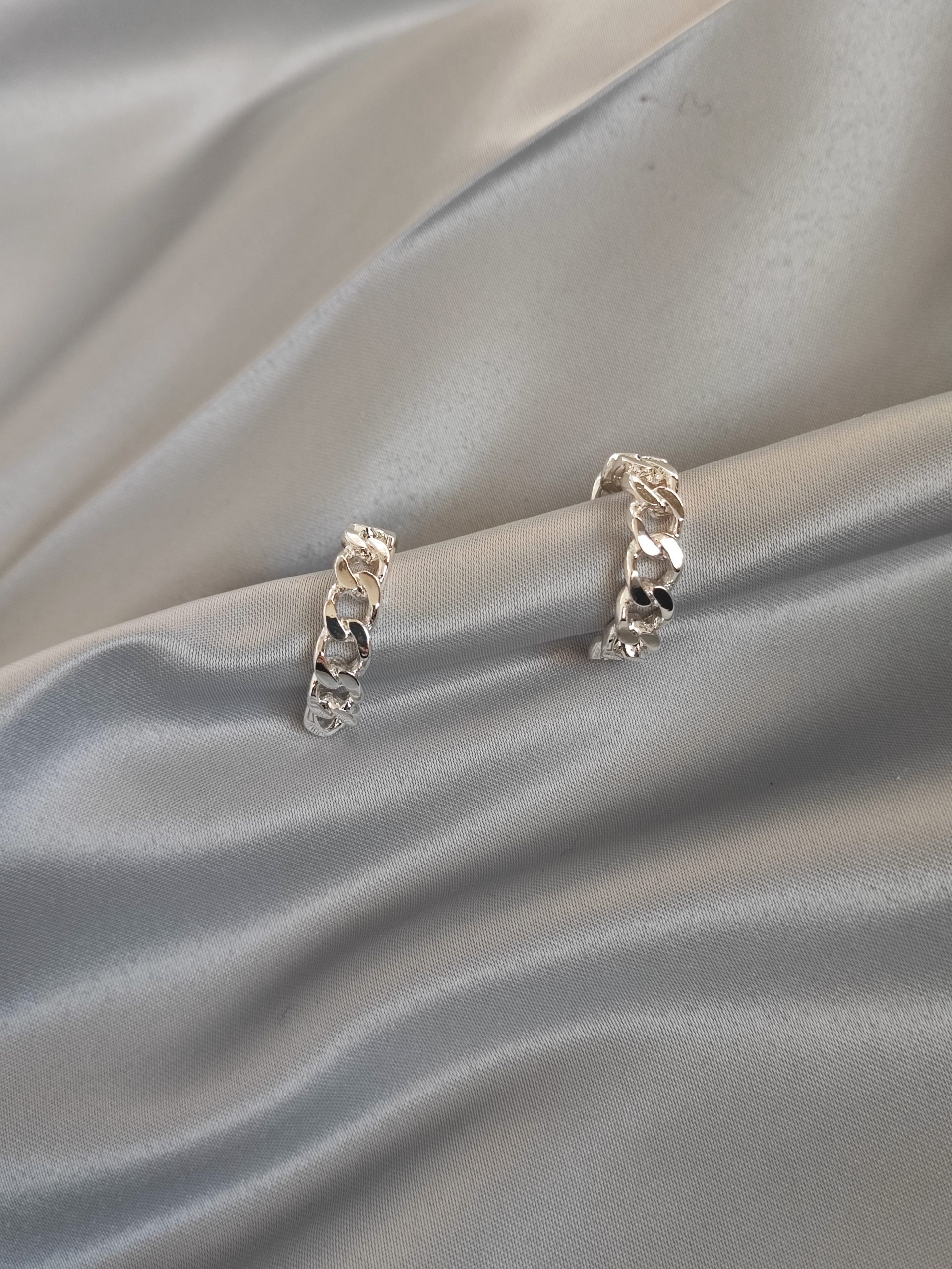 گوشواره کارتیر نیم حلقه ای با رنگ نقره ای