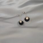 گوشواره آویز با ترکیب رنگ مشکی و نقره ای