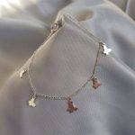 دستبند نقره ای با آویز های پروانه ای